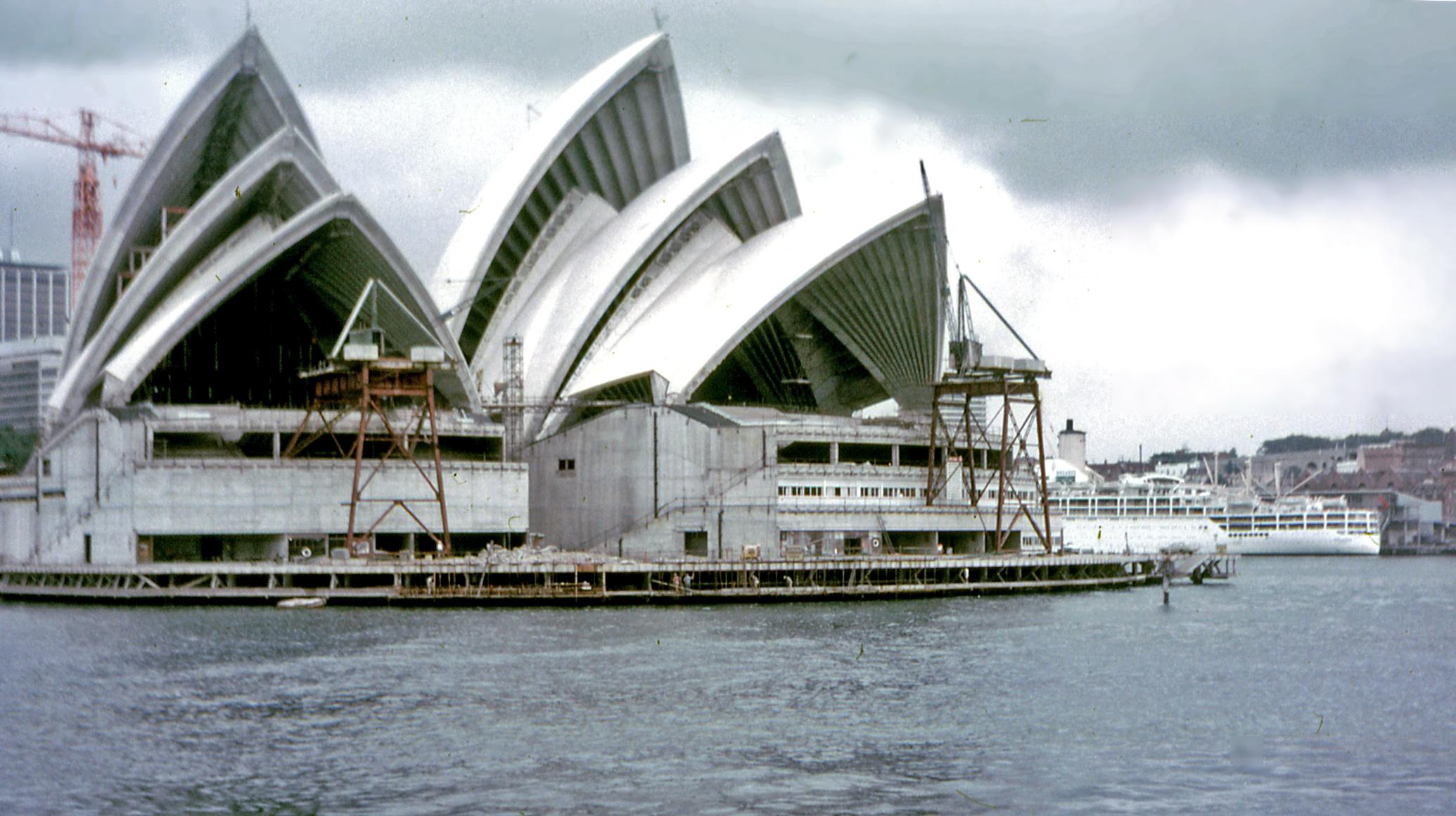 Sydney_Opera_House_construction_1968